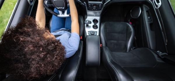 Person am Steuer eines Automatik-Autos aus der Vogelperspektive fotografiert.