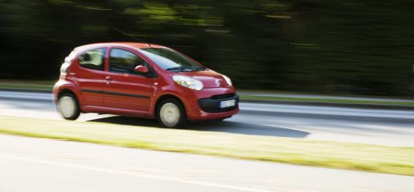 Auto+Kleinwagen+Straße