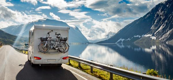 Camper+Wohnmobil+Highway+Berge_Emotion_GI-601358146