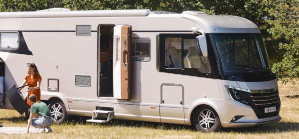 Camper_Wohnmobil_Familie_Natur_Emotion_GI-1094894968