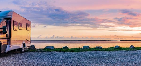 Camper_Parkplatz_Sonnenuntergang_GI-1335685884