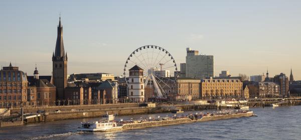 Rheinuferpromenade in Düsseldorf mit Schlossturm und Riesenrad