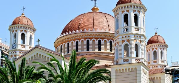 Ekklisia Agios Pavlos Kathedrale in Thessaloniki mit Palmen davor und blauen Himmel.