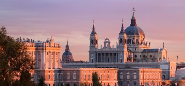 Almudena-Kathedrale bei Nacht - Madrid