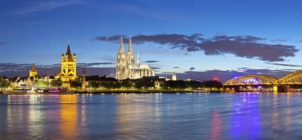 Rheinufer bei Nacht Köln