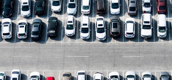 Flug Service: Parken am Flughafen - Parkplatz - Autos