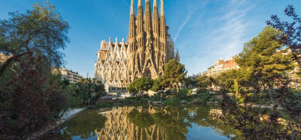 Kathedrale Sagrada Familia in Barcelona vor blauem Himmel.