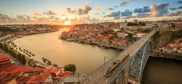 Panorama von Porto bei Sonnenuntergang mit der Ponte Dom Luís I im Vordergrund.