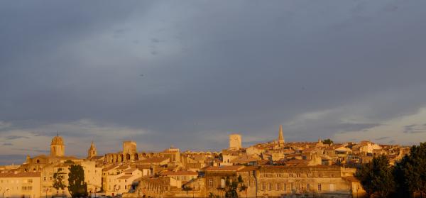 Wasser, Kirche, Stadt Arles