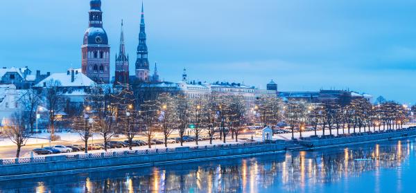 Fluss, Schnee, Kirche Riga