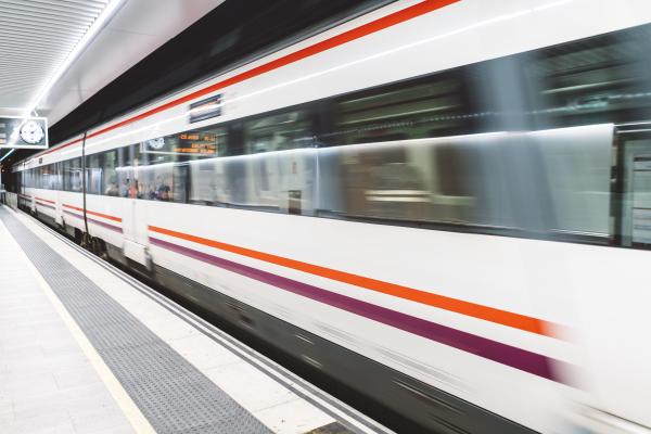 Zug+Bahnsteig+Metro
