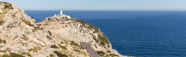 Leuchtturm am Cap de Formentor auf Mallorca mit Meer im Hintergrund.