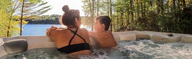 Frau mit Kind im Whirlpool