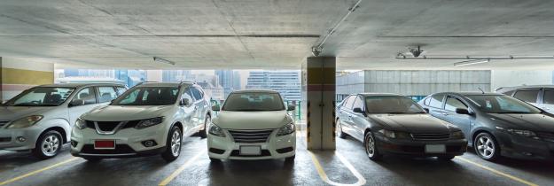 Mietwagen: Autos im Parkhaus