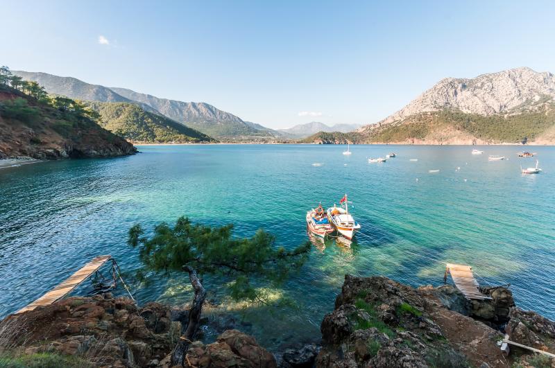 Boote in der Bucht von Adrasan bei Belek mit Bergen him Hintergrund.