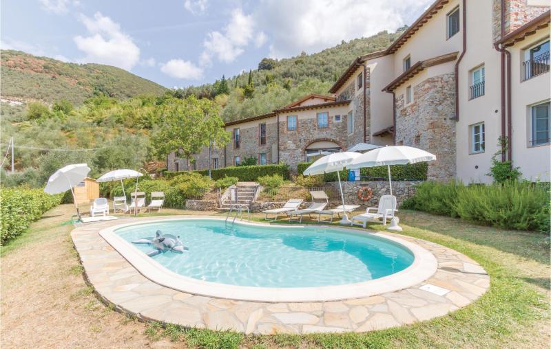 Pool vor altem Kloster