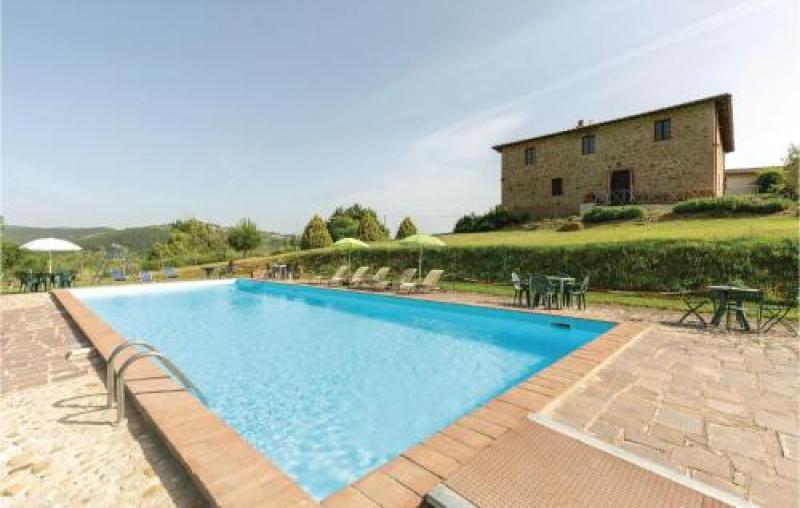 Pool vor altem Bauernhaus