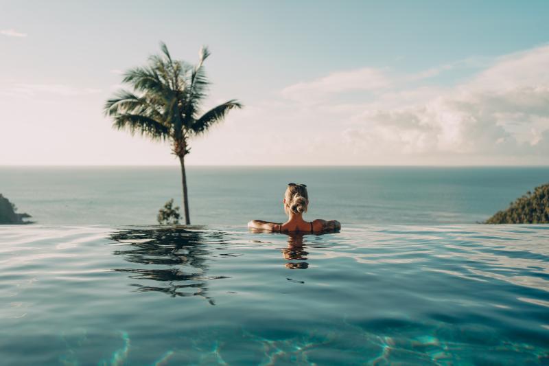 Frau im Infinitypool mit Meerblick