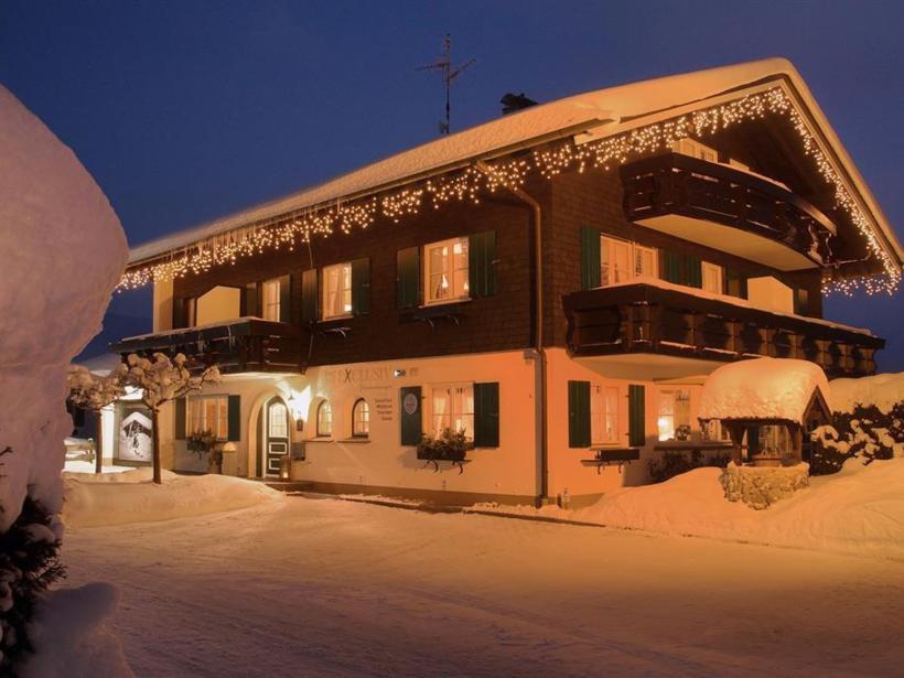 Weihnachtliches Haus im Schnee