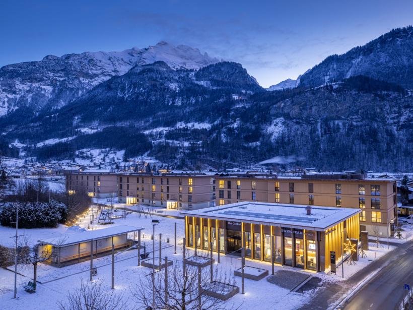 Resort im Schnee am Abend