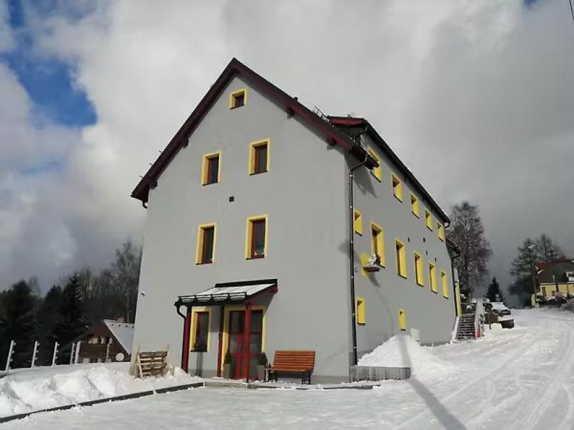 Weißes Haus im Schnee