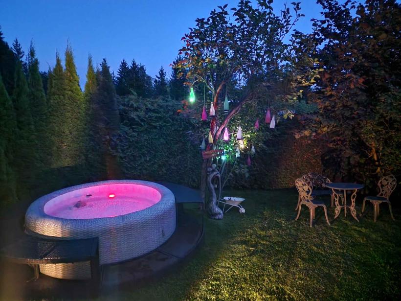 Beleuchteter Whirlpool im Garten