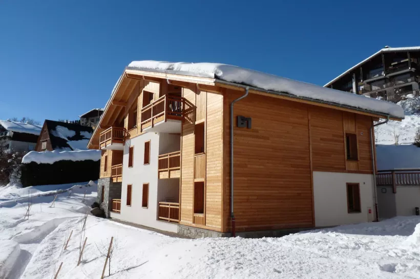 Holzhaus im Schnee