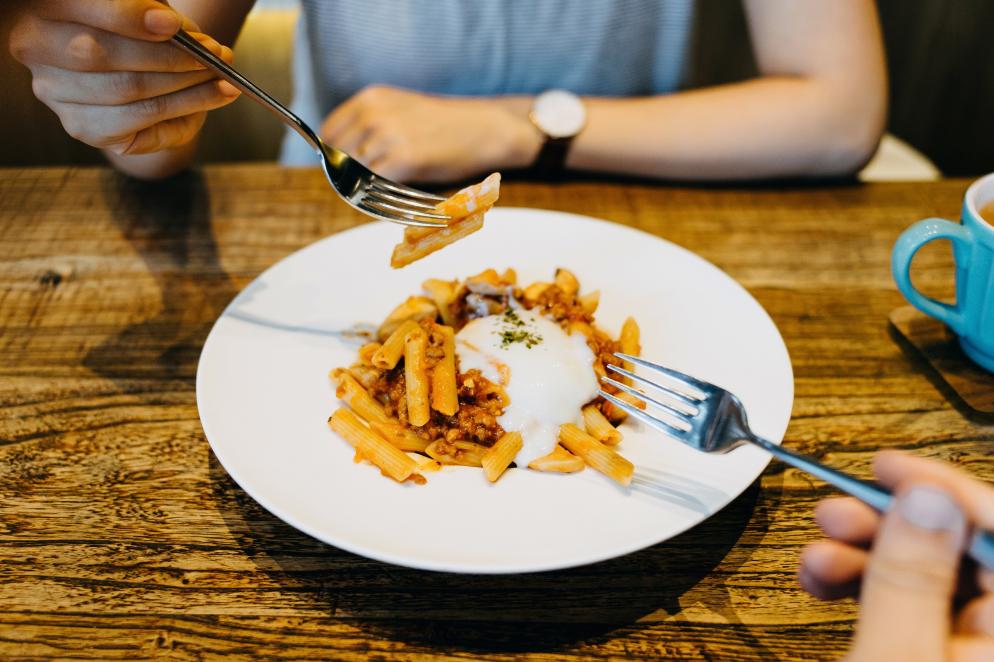 essen+nudeln+tomatensoße+pasta+päärchen+paar+romantisch