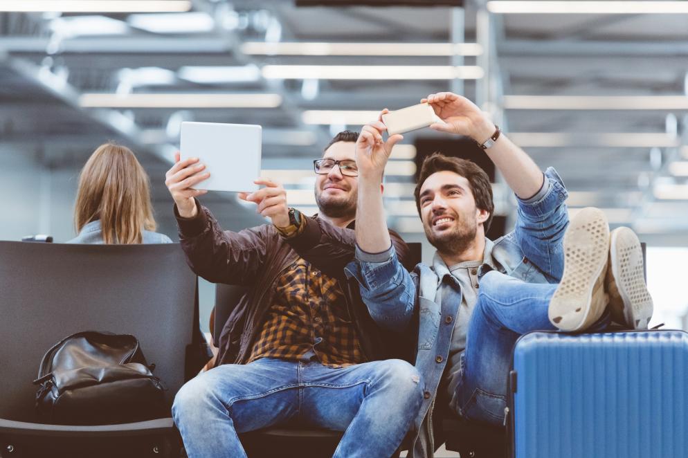 Flughafen+Freunde+Männer+Selfie
