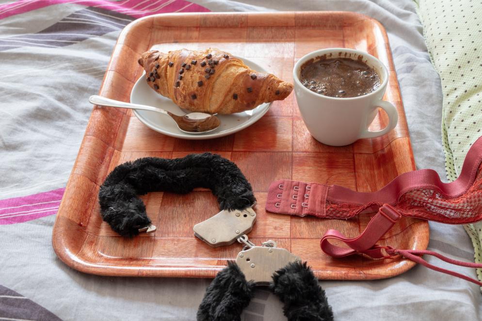 Frühstück+Handschellen+Croissant