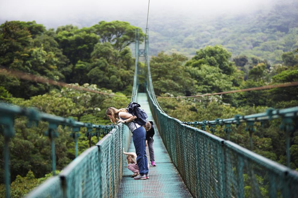Familie+Hängebrücke+Wandern+Ausflug