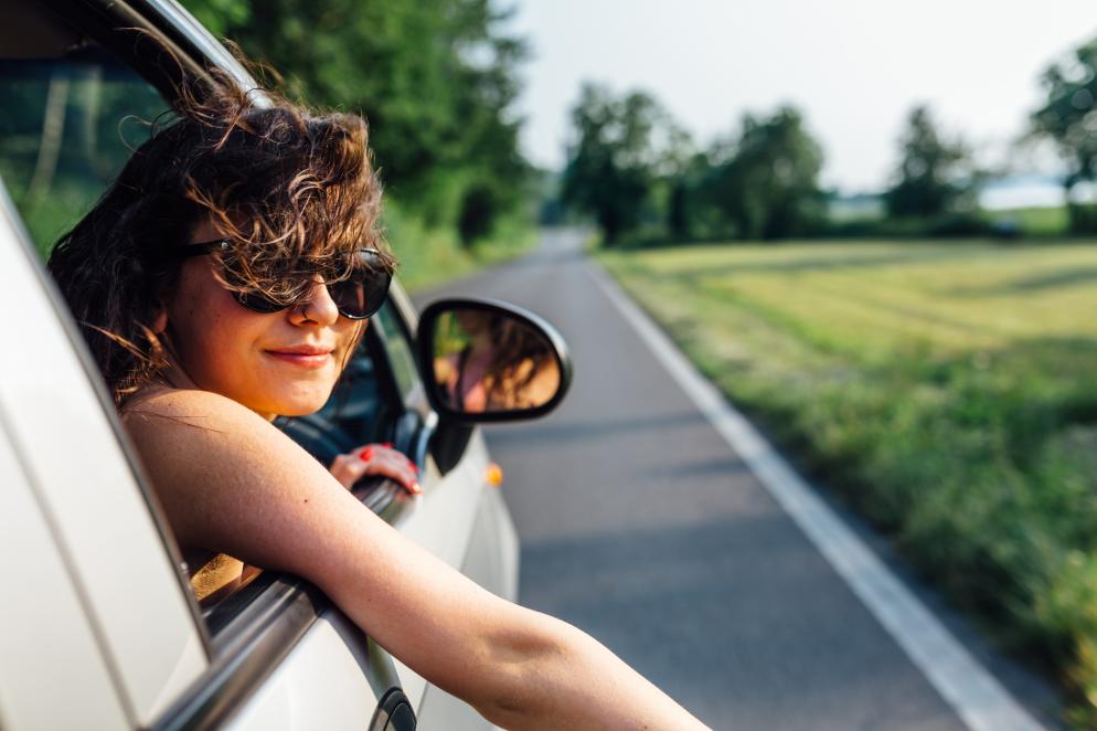 Mädchen+Mietwagen+Natur