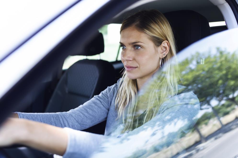 Frau+Auto+Mietwagen