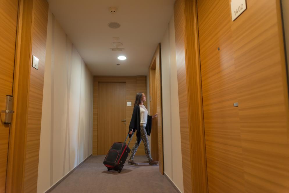 Basic+Hotel+Flur+Frau