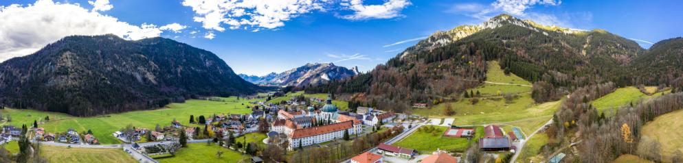 Kloster umgeben von Bergen