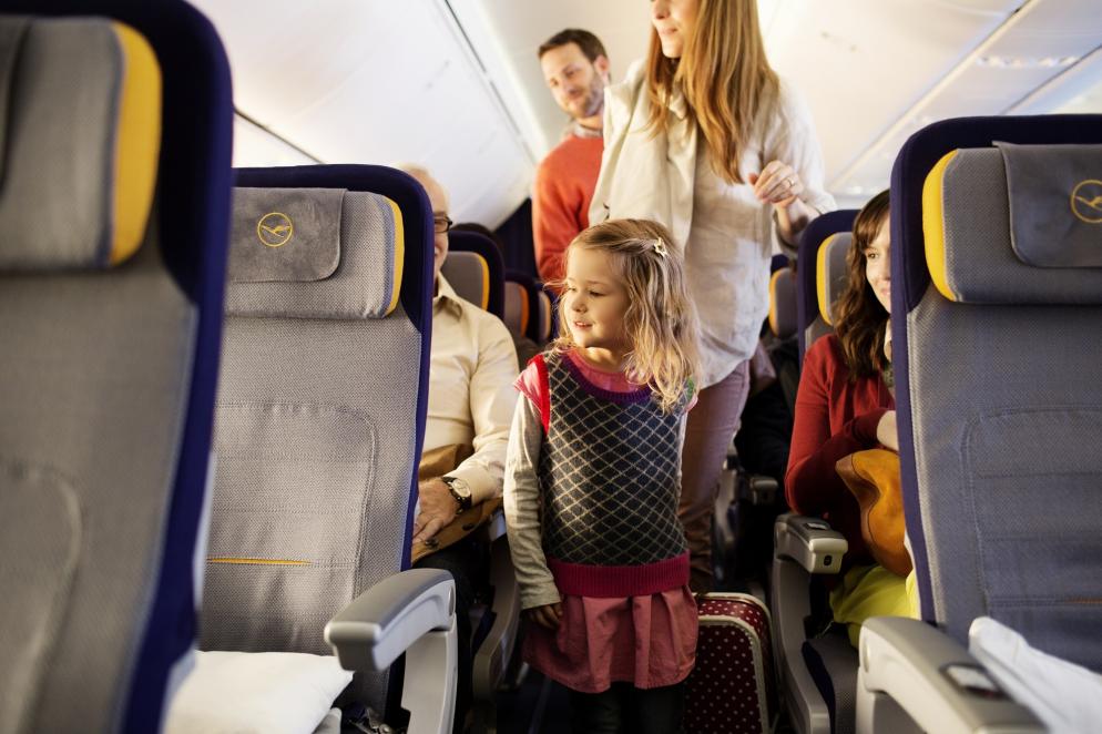 Sonstiges: Familie im Flugzeug - Lufthansa