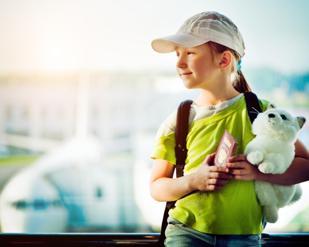 Sonstiges: Kind am Flughafen - Reisepass