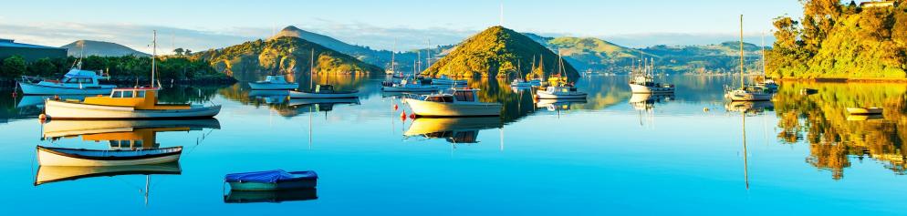 Boote in Naturhafen