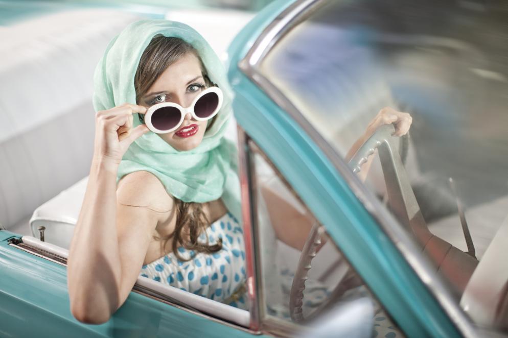 Frau in Cabrio-Oldtimer