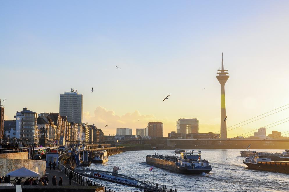Rheinturm, Rheinuferpromenade - Düsseldorf Rheinturm, Rheinuferpromenade - Düsseldorf