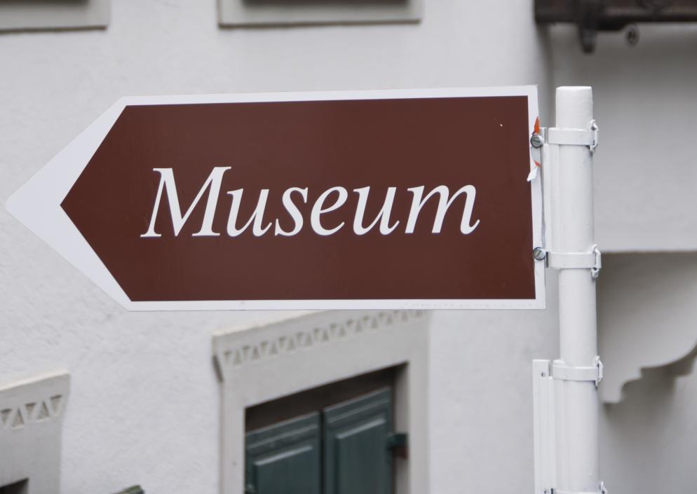 Verkehrsschild Museum