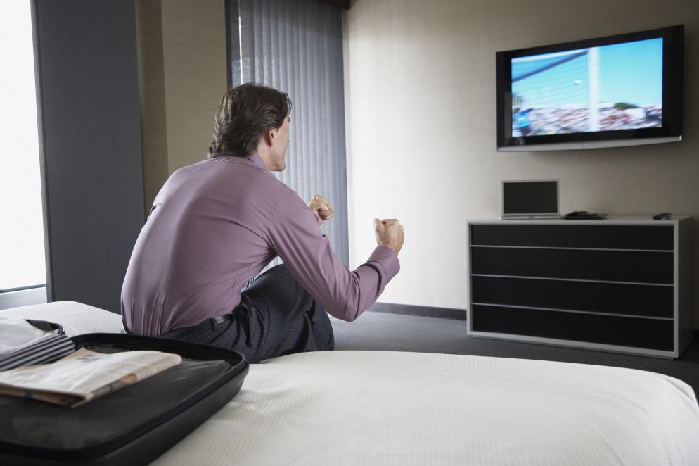 Hotel+Fernseher+Mann